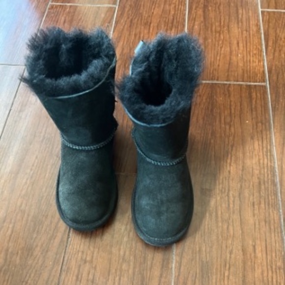 Girls Ugg - Picture 2 of 3